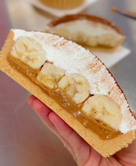 Part de banoffee, couches de caramel, banane et crème