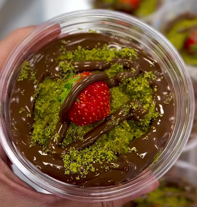 Cup Dubaï vue du dessus, chocolat, pistache et fraise