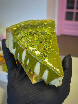 Part de flan à la pistache avec nappage et éclats de pistache